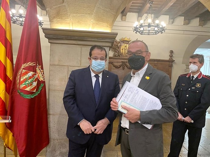 El conseller de Interior, Joan Ignasi Elena, junto al alcalde de Lleida, Miquel Pueyo.