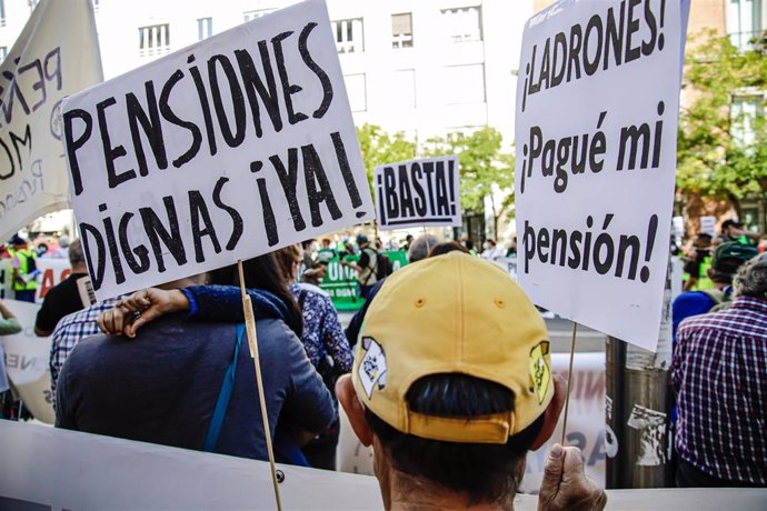 Varios cientos de personas participan en una manifestación contra el recorte en el presupuesto de las pensiones y en servicios públicos, a 2 de octubre de 2021, en Madrid, (España).