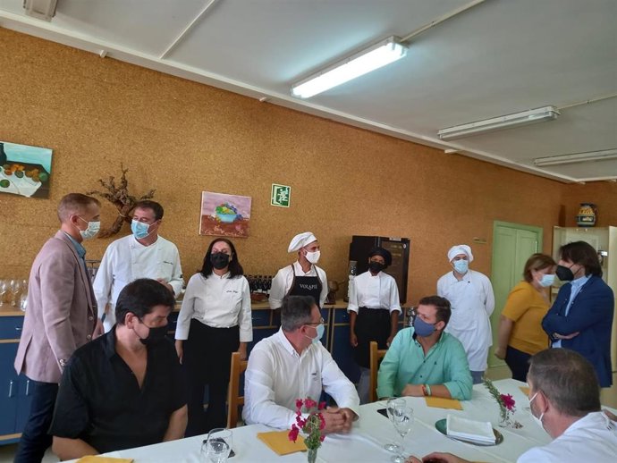 Jiménez en su reunión en el IES Rey Alabez de Mojácar (Almería)