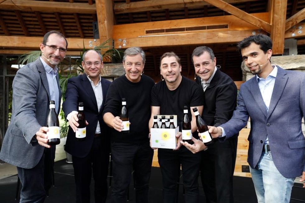 David Marqus (Desarrollo de Producto de Damm) Jaume Alemany (dtor.Marketing, Exportación y Comunicación de Damm) Joan,Jordi y Josep Roca, Bernat Guixé (investigador de la Masia de El Celler de Can Roca) presentan la cerveza Duet de Damm