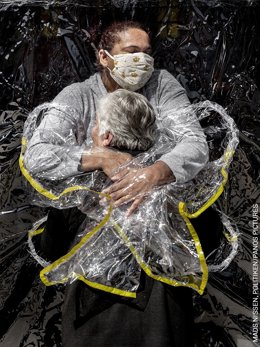 La fotografía ganadora en la presente edición de World Press Photo es 'The First Embrace' (El primer abrazo), del danés Mads Nissen