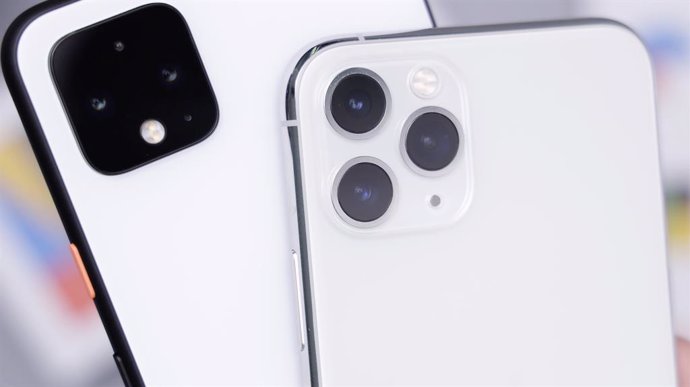 Un móvil Pixel de Google (izquierda) junto a un iPhone de Apple.