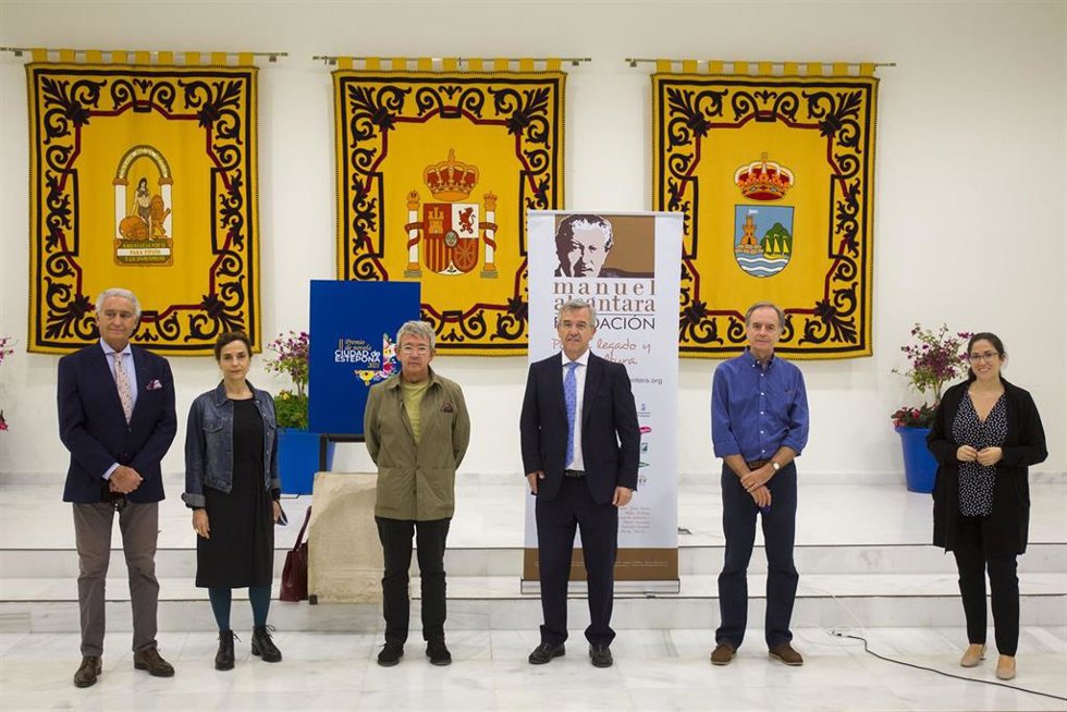 El escritor onubense Manuel Moya gana el II Premio de Novela Ciudad de Estepona