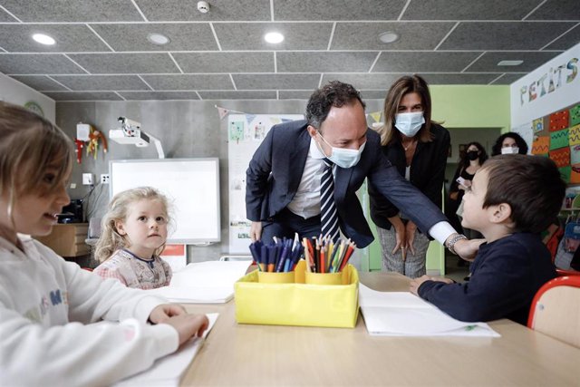 El jefe de Gobierno de Andorra, Xavier Espot, y la ministra de Educación, Ester Vilarrubla, visitaron una escuela esta semana.