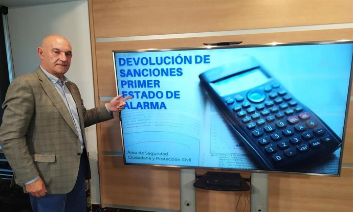 El concejal de Seguridad Ciudadana de Barakaldo, Ángel Madrazo, explica el proceso para devolver las multas del estado de alarma anuladas por el TC.