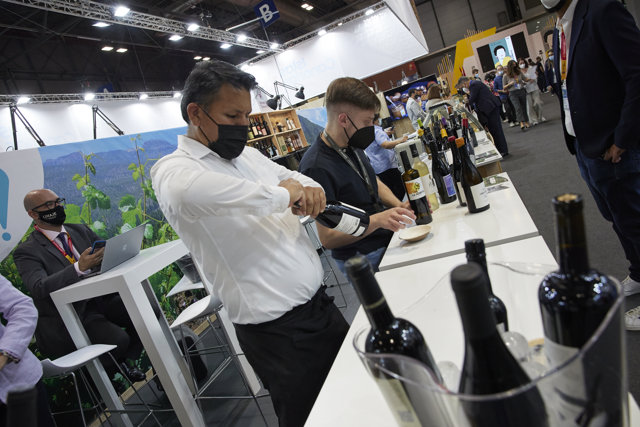 Un hostelero descorcha un vino en la XXXIV edición del Salón Gourmets en IFEMA, a 18 de octubre de 2021, en Madrid, (España).