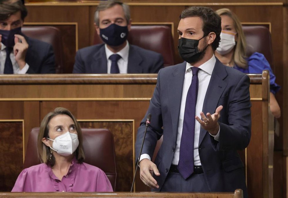 El líder del PP, Pablo Casado, interviene en una sesión de control al Gobierno en el Congreso de los Diputados, a 13 de octubre de 2021, en Madrid, (España).