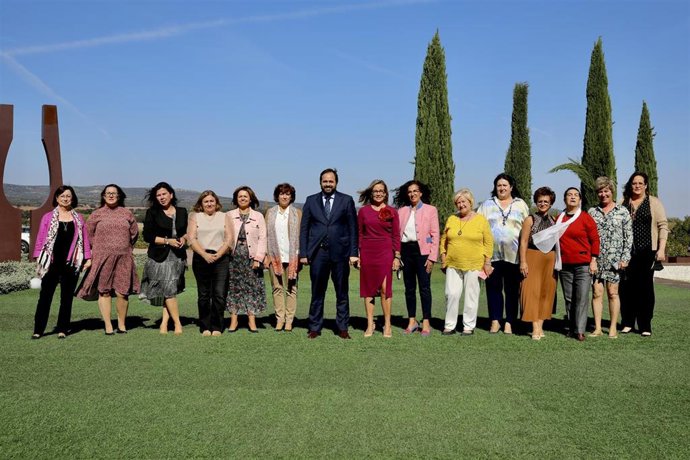 Núñez reclama a Page medidas "firmes y contundentes" para contrarrestar la tasa de paro femenino del 65% en la región