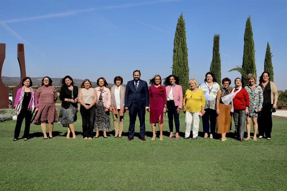 Núñez reclama a Page medidas "firmes y contundentes" para contrarrestar la tasa de paro femenino del 65% en la región