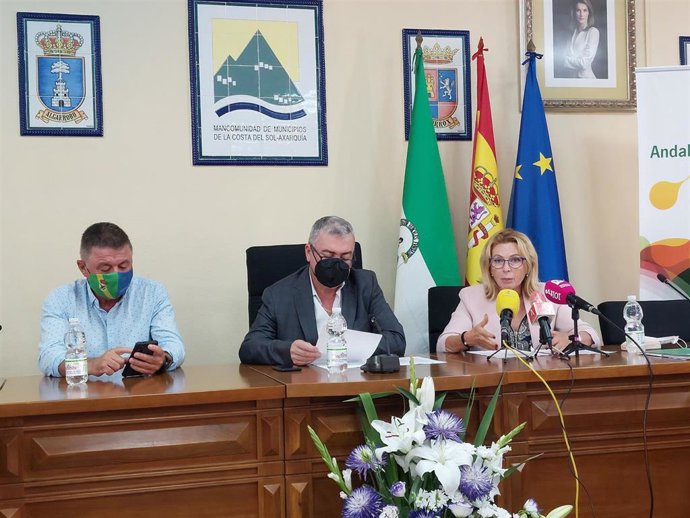 La delegada territorial de Empleo, Formación y Trabajo Autónomo, Carmen Sánchez, informa de ayudas