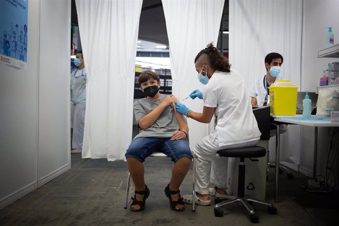 Archivo - Un adolescente recibe la vacuna contra el Covid-19 en el recinto de Montjuc de Fira de Barcelona, a 4 de agosto de 2021, en Barcelona, Catalunya, (España).