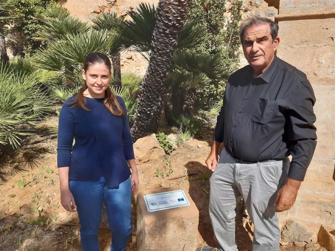 La vicepresidenta y consellera insular de Sostenibilidad y Medio Ambiente, Aurora Ribot, y el director insular de Medio Ambiente, Josep Manchado, junto a la placa que acredita los Jardines de Raixa como parte de la Ruta Europea de Jardines Históricos.