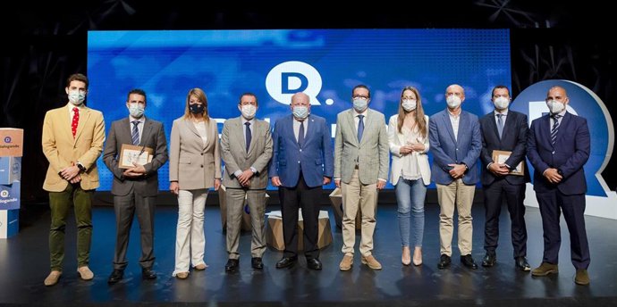 El consejero de Salud, Jesús Aguirre, junto al resto de autoridades en el Foro Dialogando.