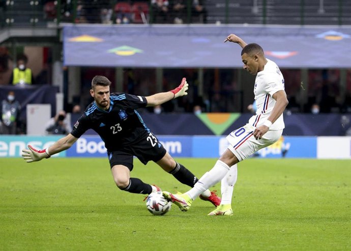 Kylian Mbappe en el momento de marcar ante Unai Simón el 2-1 en la final de la Liga de Naciones entre Francia y España