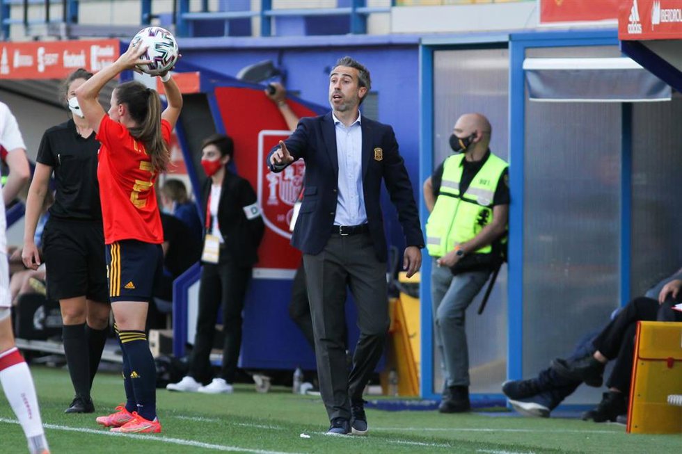 Archivo - Jorge Vilda, seleccionador nacional femenino de fútbol, dando instrucciones durante un partido