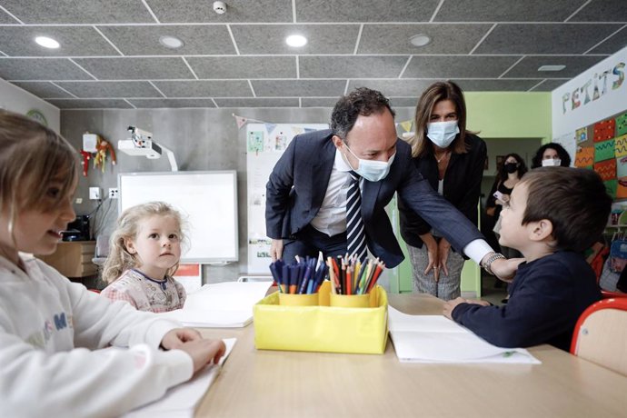 El cap de govern d'Andorra, Xavier Espot, i la ministra d'Educació, Ester Vilarrubla, en una escola