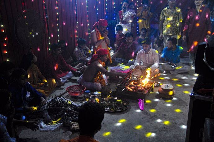 14 October 2021, Bangladesh, Sylhet: Worshipers of a puja mandapa in Darya Para area of Sylhet perform Yagya Puja during the Durga Puja Festival, the main religious festival of the traditional Hindu religion. Photo: Md Rafayat Haque Khan/ZUMA Press Wire