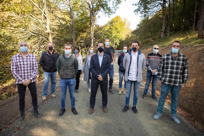 El consejero de Desarrollo Económico, Mikel Irujo, junto con las autoridades locales en la Vía Verde del Plazaola