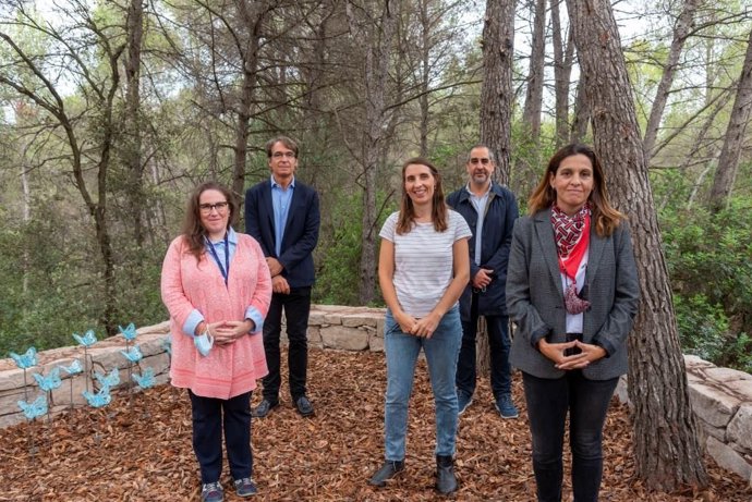 Joan Borrs (alcalde de El Papiol) Eva Martínez (pta.Del Consell Comarcal Baix Llobregat) Joan Ventura (Áltima) Cristina Cruz (Petits amb Llum) Matilde Pérez Herranz (Pauets) en el cementerio Roques Blanques