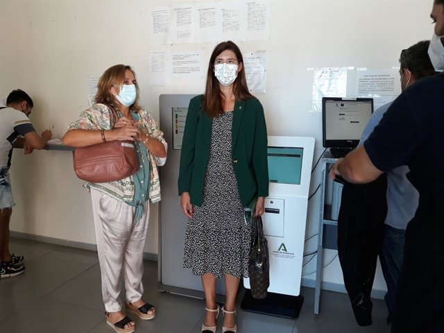 La delegada territorial de Regeneración, Justicia y Administración Local de la Junta en Málaga, Mónica Alejo, durante la presentación del nuevo sistema de solicitud de cita previa del Registro Civil de Málaga.