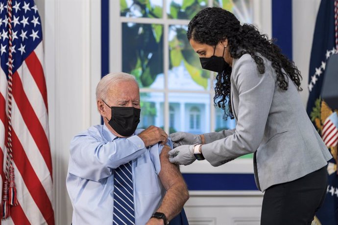 27 September 2021, US, Washington: US President Joe Biden helps roll up his sleep as he prepares to receive a booster dose of the Pfizer BioNTech Coronavirus (Covid-19) vaccine in the South Court Auditorium of the White House. Photo: Adam Schultz/Planet