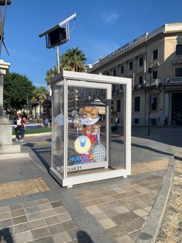Tótem de la mascota del Mundial de Bádminton de Huelva, 'Onuba', ubicado en la Plaza de las Monjas de la capital.