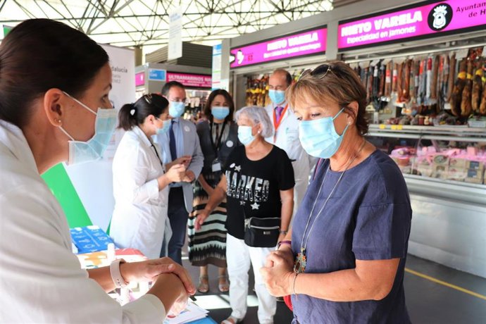 Profesionales del Hospital Universitario Juan Ramón Jiménez explican en el Mercado del Carmen el lavado correcto de manos.