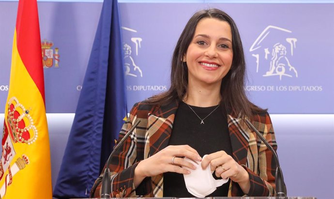 La presidenta de Ciudadanos, Inés Arrimadas, posa en una rueda de prensa tras reunirse con la Fundación Luzón - Unidos contra la ELA, en el Congreso de los Diputados, a 15 de octubre de 2021, en Madrid (España). La Fundación Luzón - Unidos contra la ELA
