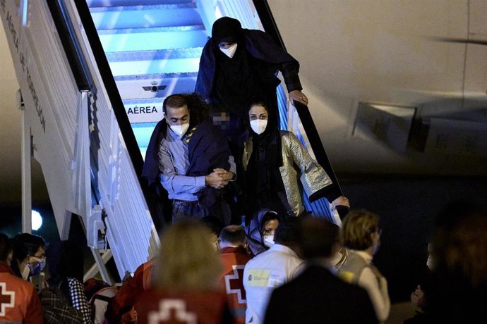 Varios afganos llegan a la Base Aérea de Torrejón de Ardoz