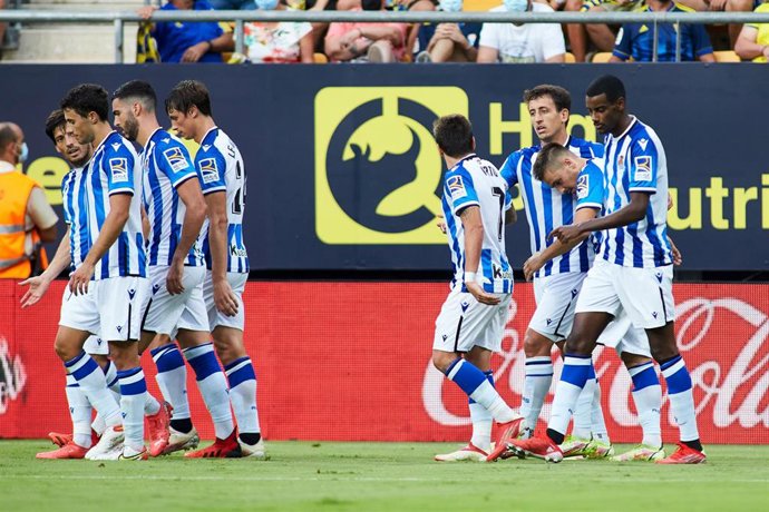 Archivo - La Real Sociedad celebra el gol de Oyarzabal ante el Cádiz en LaLiga Santander 2021-2022