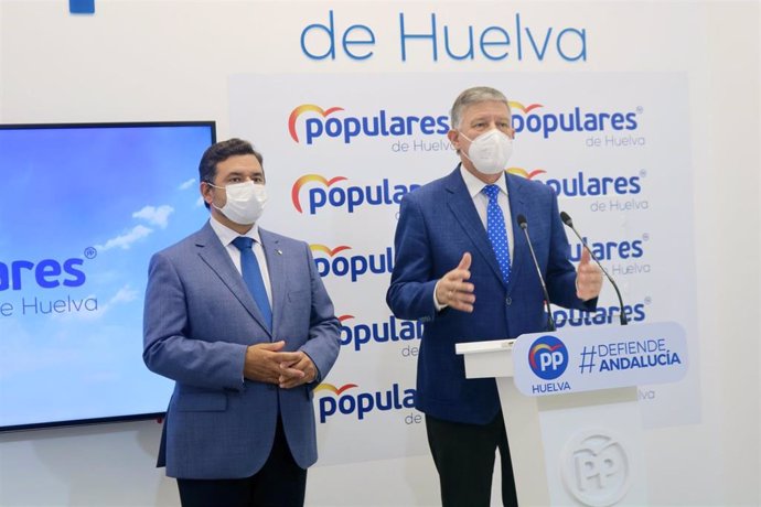 El diputado nacional del PP de Huelva Carmelo Romero, en rueda de prensa.