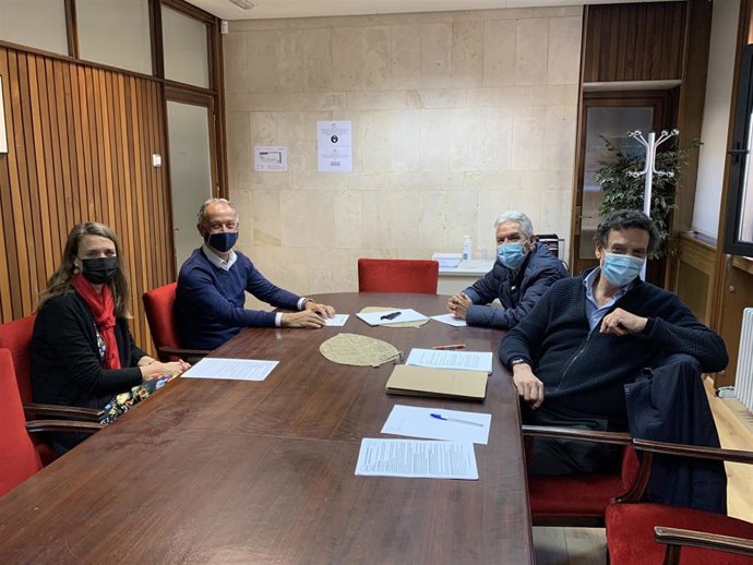 Los representantes de la Plataforma por el Soterramiento (derecha) se reúnen con la presidenta de la CEOE Valladolid, Ángela de Miguel.