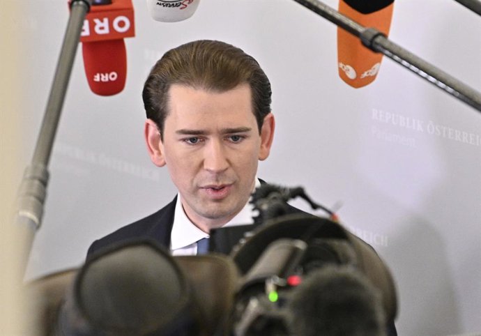 14 October 2021, Austria, Vienna: Sebastian Kurz, former Chancellor of Austria and Chairman of the Austrian People's Party (OeVP), speaks to the media as he arrives to attend a debate session in the National Council on the Government's draft budget for 