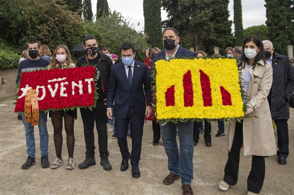 (4I-D) El presidente de la Generalitat, Pere Aragons; el líder de ERC, Oriol Junqueras; y la secretaria general adjunta y portavoz de ERC, Marta Vilalta, participan en la tradicional ofrenda floral en conmemoración del 81 aniversario del fusilamiento d