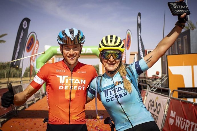 El ciclista suizo Kenny Looser y la ciclista española Ariadna Ródenas conquistan la Titan Desert 2021