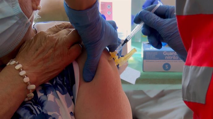 Una persona major d'una residncia de Valladolid rep la tercera dosi de la vacuna contra la Covid.