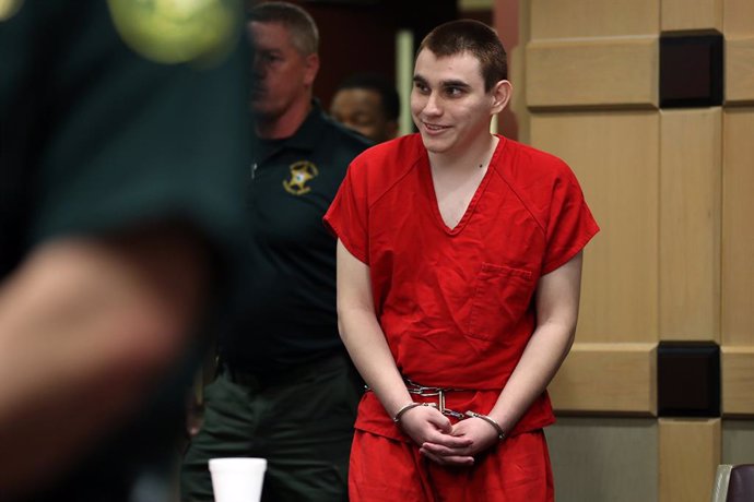 Archivo - 15 January 2019, US, Fort Lauderdale: Florida school shooting suspect Nikolas Cruz enters the courtroom for a status hearing at the Broward Courthouse. Cruz faces the death penalty if convicted in the shooting that killed 17 people in Parkland