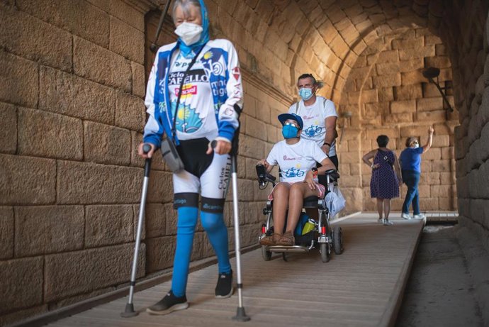 Archivo - Personas con discapacidad en un acceso al Teatro Romano de Mérida.