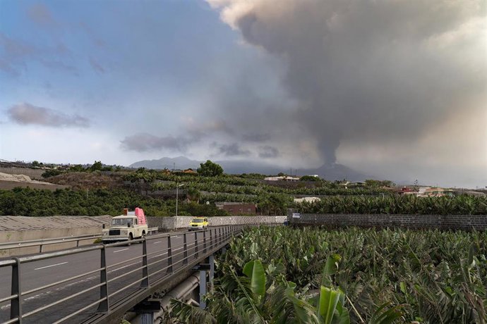 Guardias civiles organizan a los vehículos en una carretera, durante el desalojo de varias zonas del municipio de Los Llanos de Ariadne, a 14 de octubre de 2021, en Los Llanos de Ariadne, La Palma, Canarias (España).