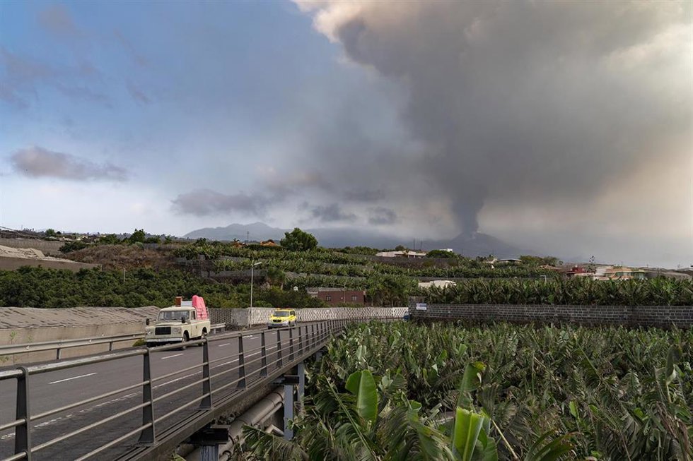 Guardias civiles organizan a los vehículos en una carretera, durante el desalojo de varias zonas del municipio de Los Llanos de Ariadne, a 14 de octubre de 2021, en Los Llanos de Ariadne, La Palma, Canarias (España).