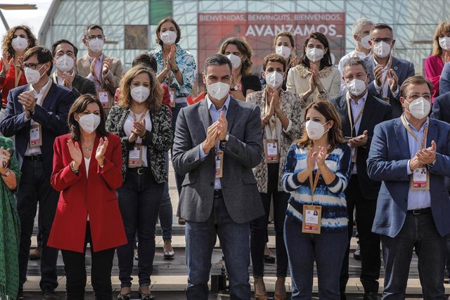 (I-D) La alcaldesa de París, Anne Hidalgo; el presidente del Gobierno y secretario general del PSOE, Pedro Sánchez; la vicesecretaria general del partido, Adriana Lastra, y el presidente de la Junta de Extremadura, Guillermo Fernández Vara, en una foto de