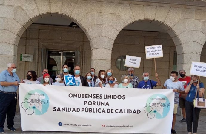 Imagen de la entrega de firmas en la Delegación de Salud y Familias de Huelva.