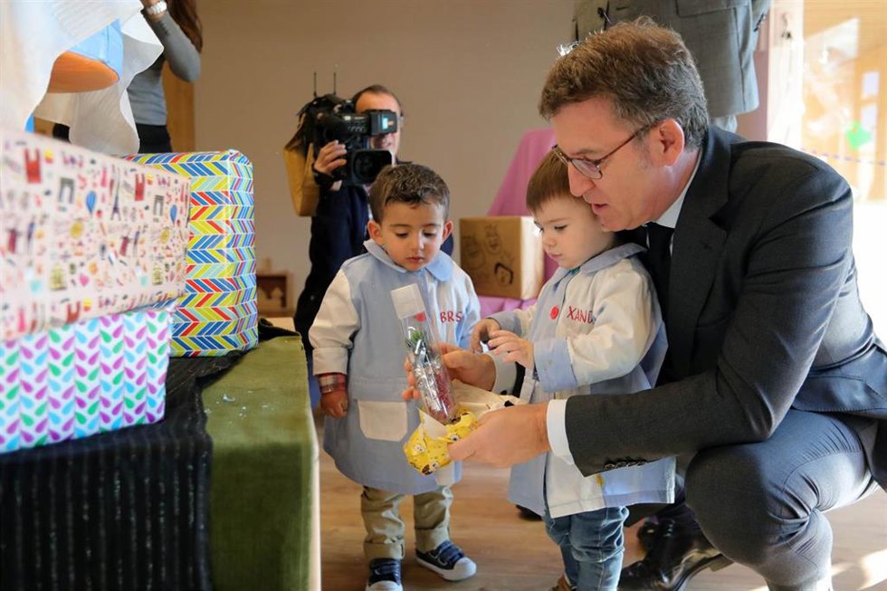 Archivo - Feijóo, en la escuela infantil de A Estrada, en una imagen de archivo