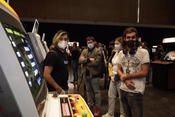 Cerca de 4.000 jóvenes disfrutan de máquinas arcade que recrean los salones de juego de los 80