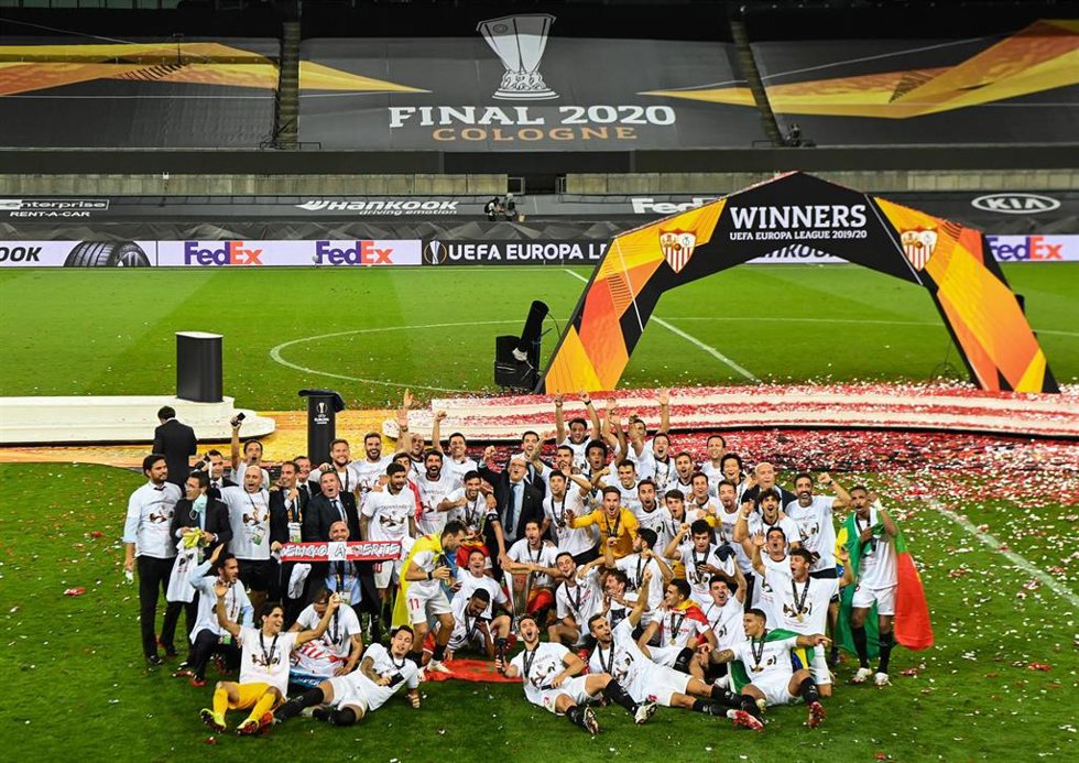 Archivo - Los jugadores del Sevilla FC celebra la conquista de la Europa League en 2020