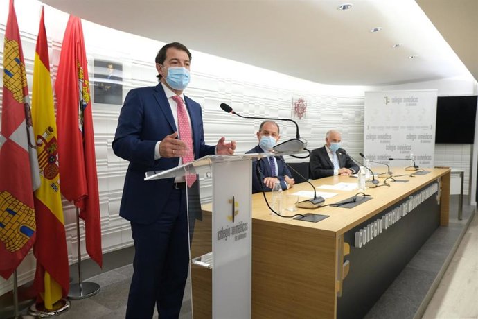 El presidente de la Junta de Castilla y León, Alfonso Fernández Mañueco, en el Colegio de Médicos de Salamanca.