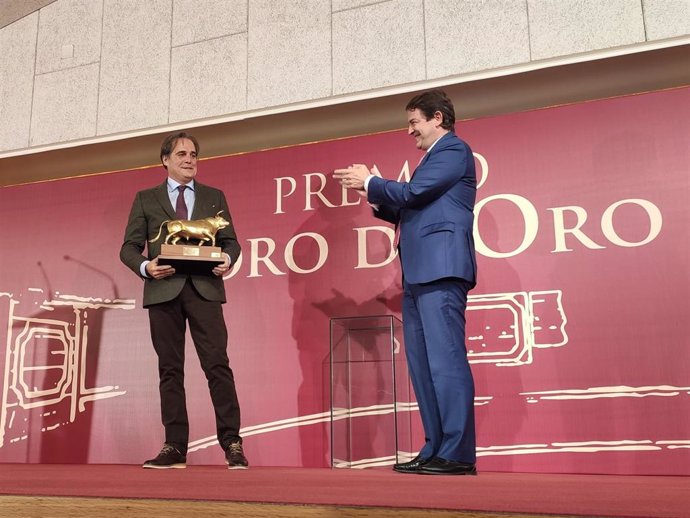 El ganadero Paco Galache recibe el 'Toro de Oro 2021' de manos del presidente de la Junta de Castilla y León, Alfonso Fernández Mañueco.