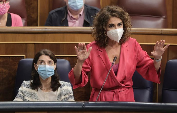 La ministra de Hacienda y Función Pública, María Jesús Montero, interviene en una sesión de control al Gobierno en el Congreso de los Diputados, a 29 de septiembre de 2021, en Madrid, (España). Durante el pleno, el Ejecutivo central debe hacer frente a 