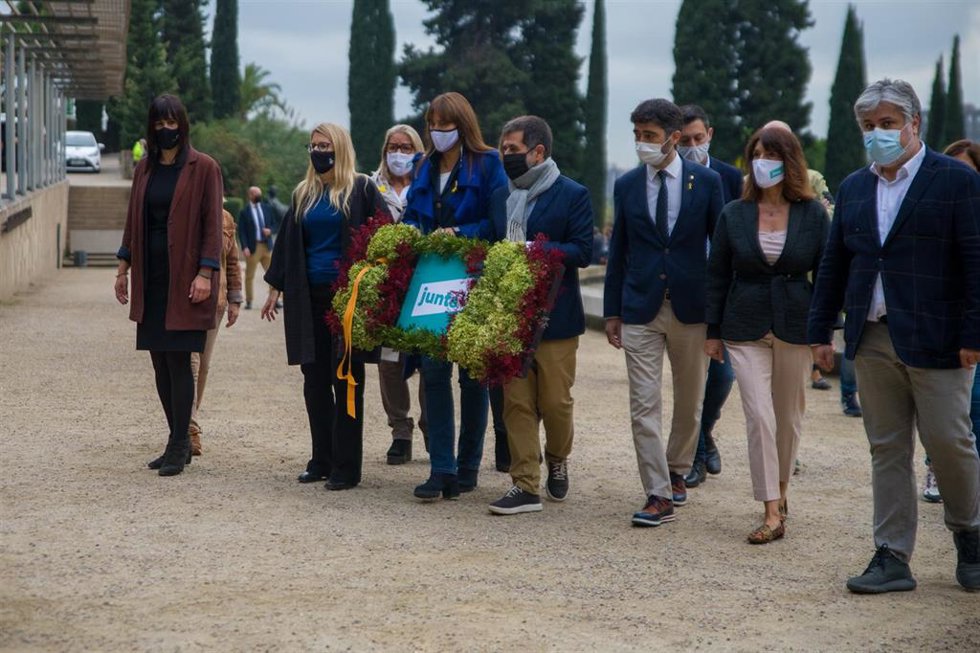 (2I-D) La vicepresidenta de Junts, Elsa Artadi; y la presidenta del Parlament, Laura Borrs, en la tradicional ofrenda floral en conmemoración del 81 aniversario del fusilamiento del presidente Lluís Companys, en el Cementerio de Montjuic, a 15 de octub