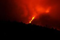 Se abre una nueva boca al sureste del cono volcánico que emite cenizas y piroclastos